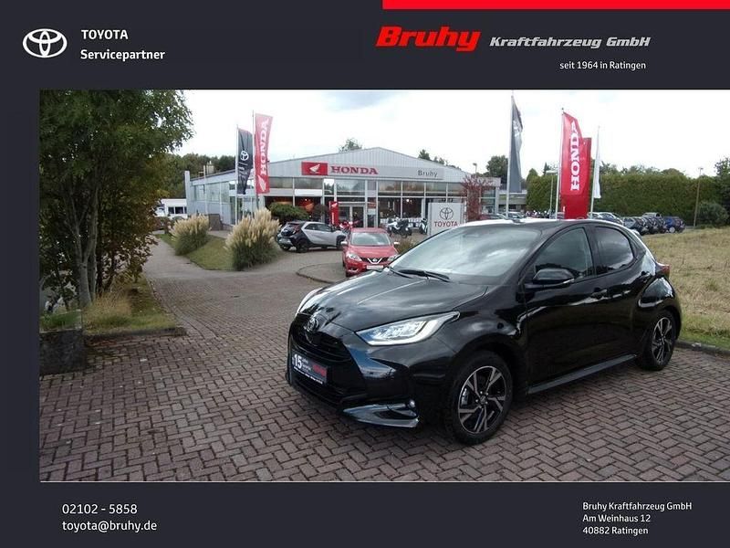 Schwarz Neu 2025 Toyota Yaris Hybrid Comfort Limousine | 26.450 € (Fairer Preis) - Bild 1/3