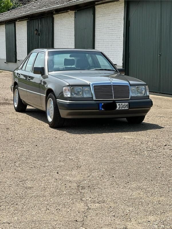 Grau Gebraucht 1990 Mercedes E200 Limousine | 8.450 € - Bild 1/4