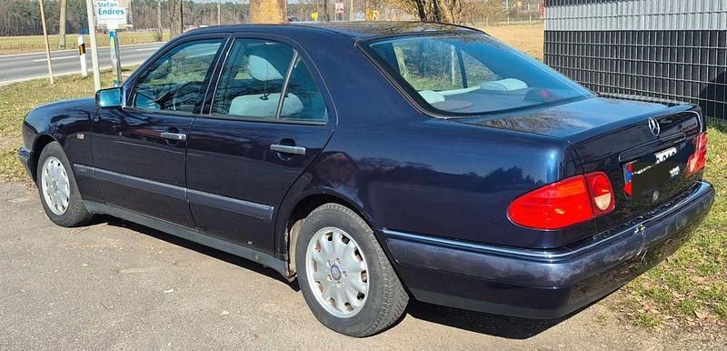 Gebraucht Mercedes E230 150 PS (110 kW) 1995 Blau Limousine