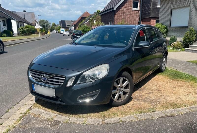 Grau Gebraucht 2011 Volvo V60 Kombi | 12.990 € (Etwas zu teuer) - Bild 1/4