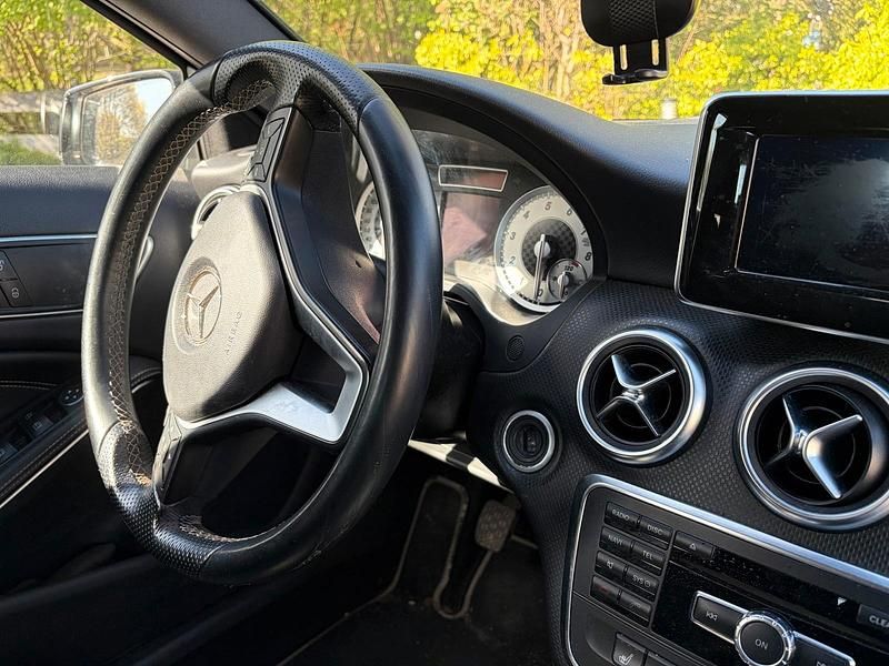 Gebraucht Mercedes A180 122 PS (89 kW) 2012 Schwarz Kleinwagen