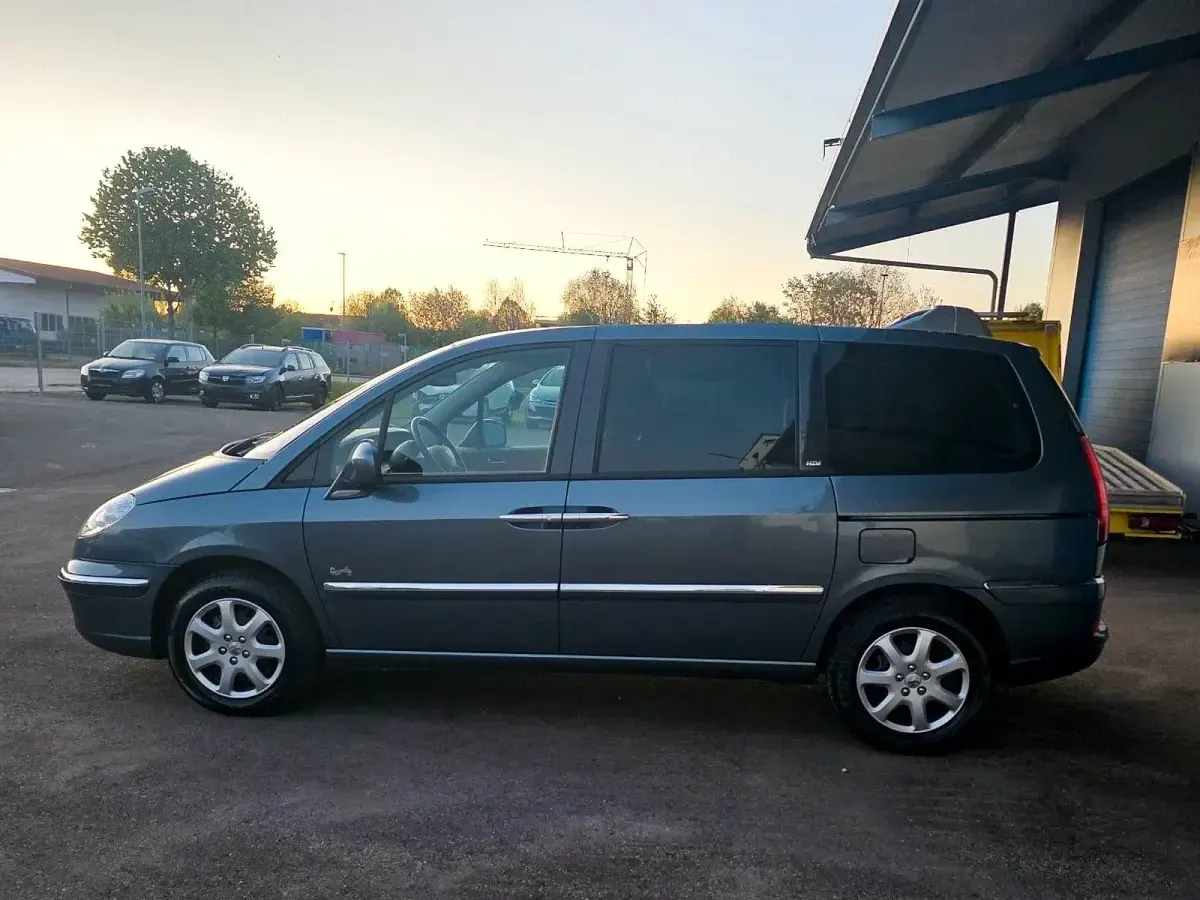 Gebraucht Peugeot 807 Premium 136 PS (100 kW) 2011 Grau Van / Kleinbus