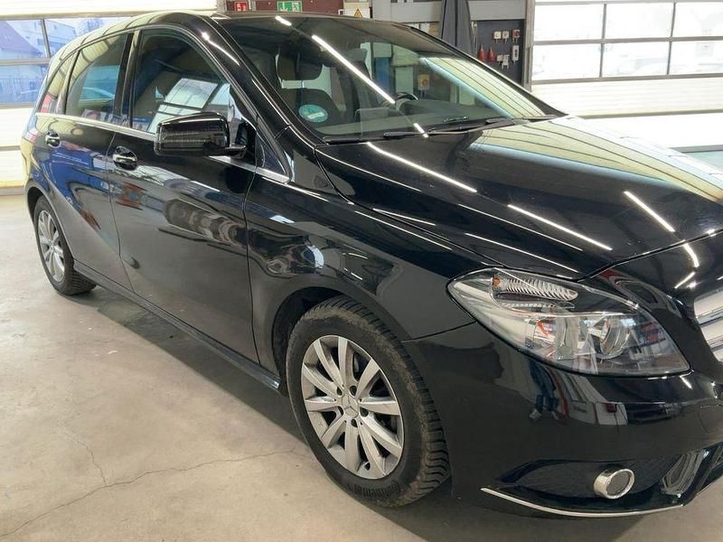 Schwarz Gebraucht 2013 Mercedes B180 Van / Kleinbus | 7.999 € (Guter Preis) - Bild 1/4