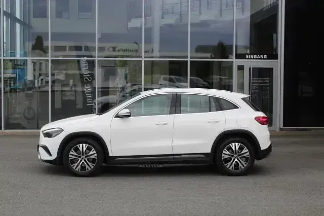 Gebraucht Mercedes GLA200 Progressive 163 PS (119 kW) 2024 Weiß SUV