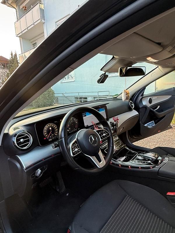 Gebraucht Mercedes E220 194 PS (142 kW) 2020 Schwarz Limousine