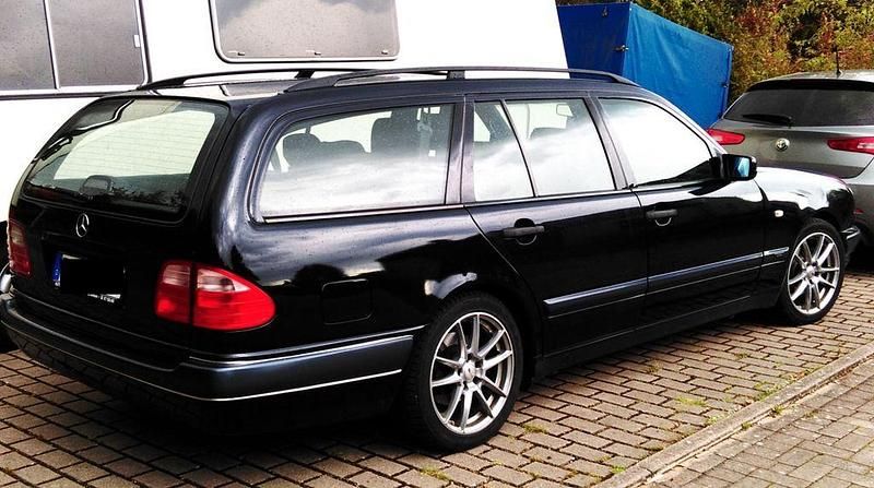 Blau Gebraucht 1998 Mercedes E200 Classic Limousine | 2.800 € - Bild 1/4