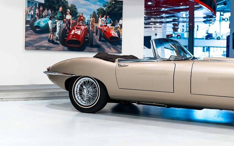 Second-hand Jaguar E-Type 265 CP (194 kW) 1966 Auriu Cabrio