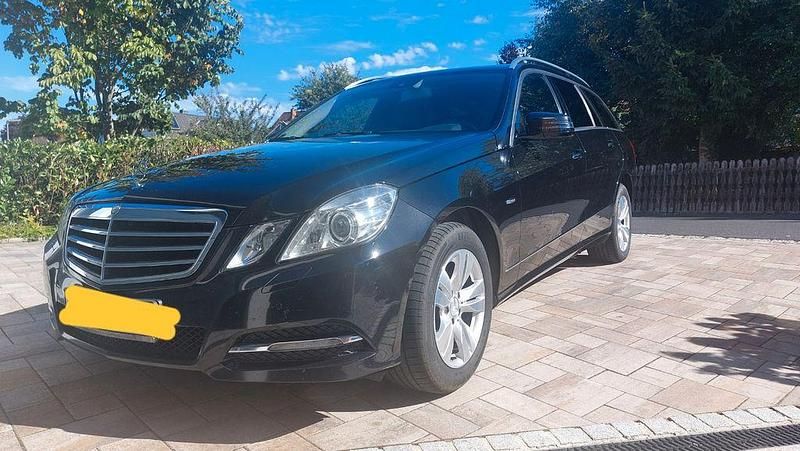 Schwarz Gebraucht 2011 Mercedes E200 Avantgarde Limousine | 9.399 € (Fairer Preis) - Bild 1/4