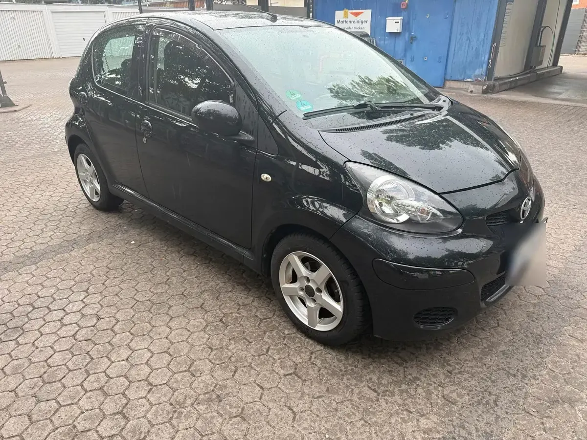 Gebraucht Toyota Aygo 68 PS (50 kW) 2011 Schwarz Kleinwagen