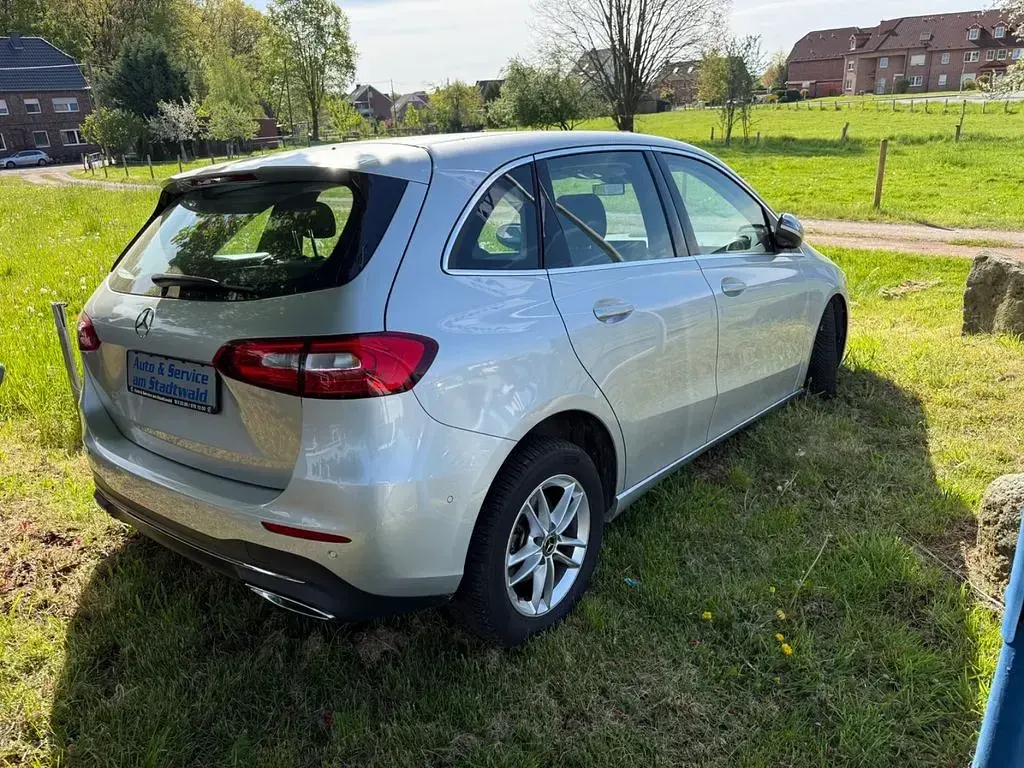 Gebraucht Mercedes B180 Progressive 136 PS (100 kW) 2022 Silber Van / Kleinbus