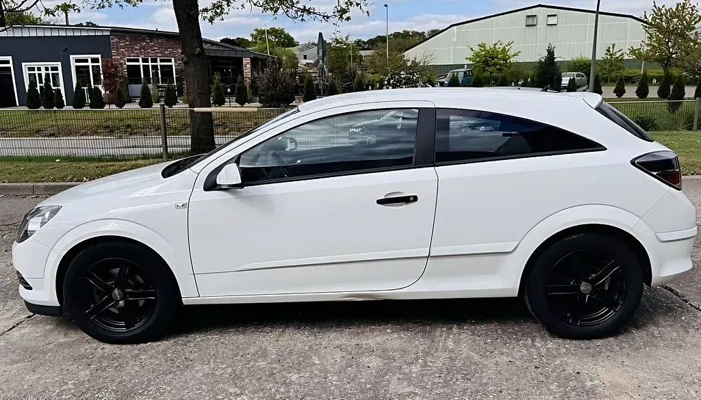Gebraucht Opel Astra GTC Selection 90 PS (66 kW) 2009 Weiß Limousine
