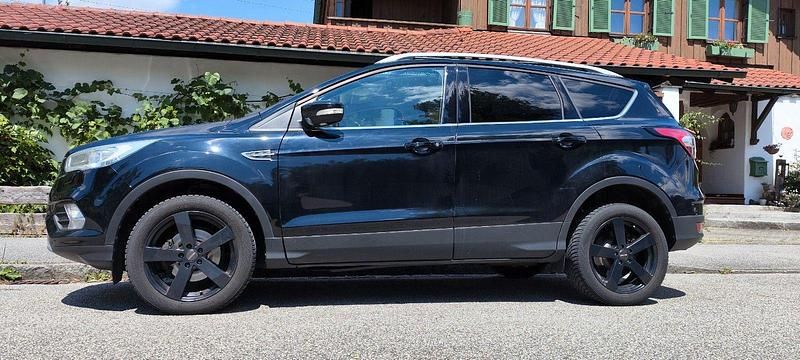 Usado Ford Kuga Titanium 150 HP (110 kW) 2018 Preto SUV