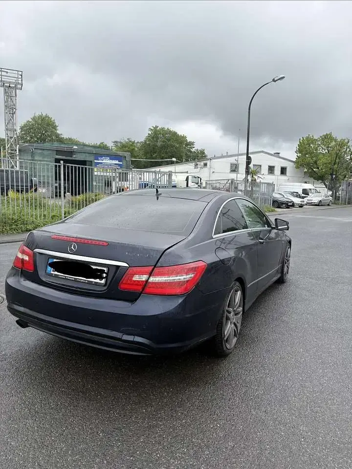 Gebraucht Mercedes E250 204 PS (150 kW) 2011 Blau Coupé