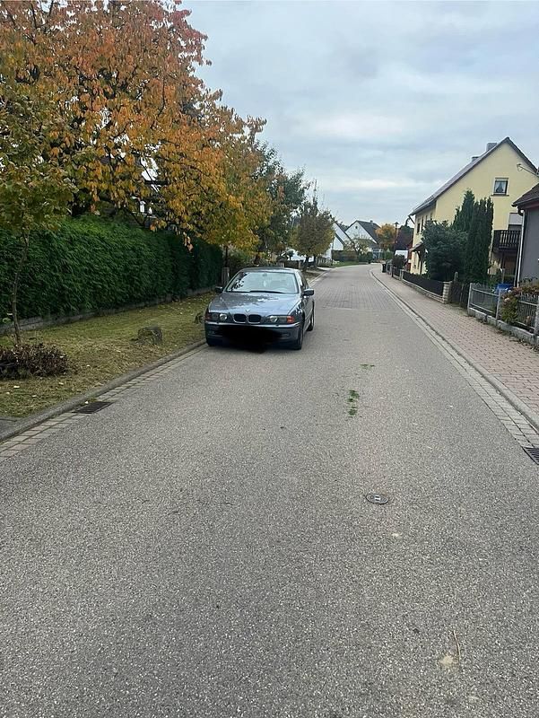 Blau Gebraucht 2000 BMW 523 Limousine | 2.239 € (Superpreis) - Bild 1/4