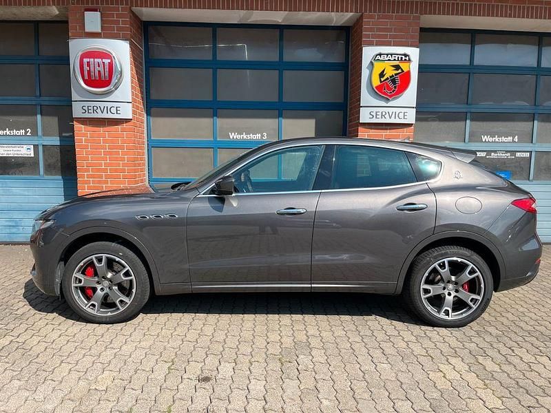 Grau Gebraucht 2019 Maserati Levante GranLusso SUV | 39.900 € (Fairer Preis) - Bild 1/4