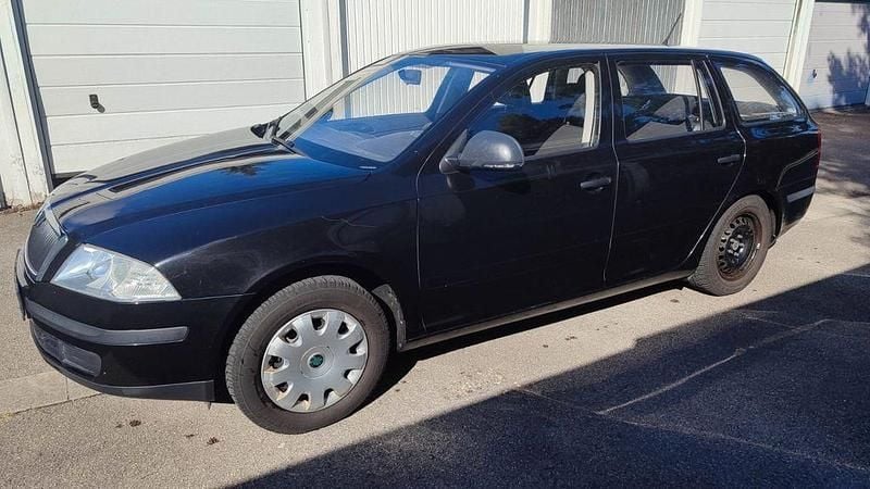 Schwarz Gebraucht 2011 Skoda Octavia Classic Kombi | 3.200 € (Superpreis) - Bild 1/4