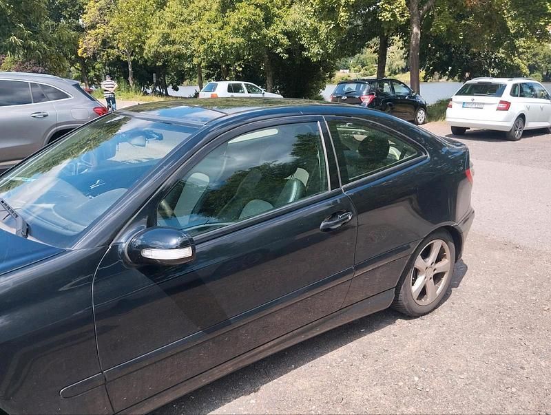 Schwarz Gebraucht 2005 Mercedes C200 Coupé | 1.150 € (Fairer Preis) - Bild 1/4