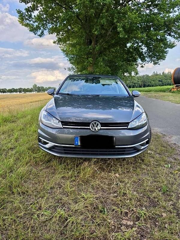 Grau Gebraucht 2017 VW Golf VII Comfortline Limousine | 13.990 € (Guter Preis) - Bild 1/4