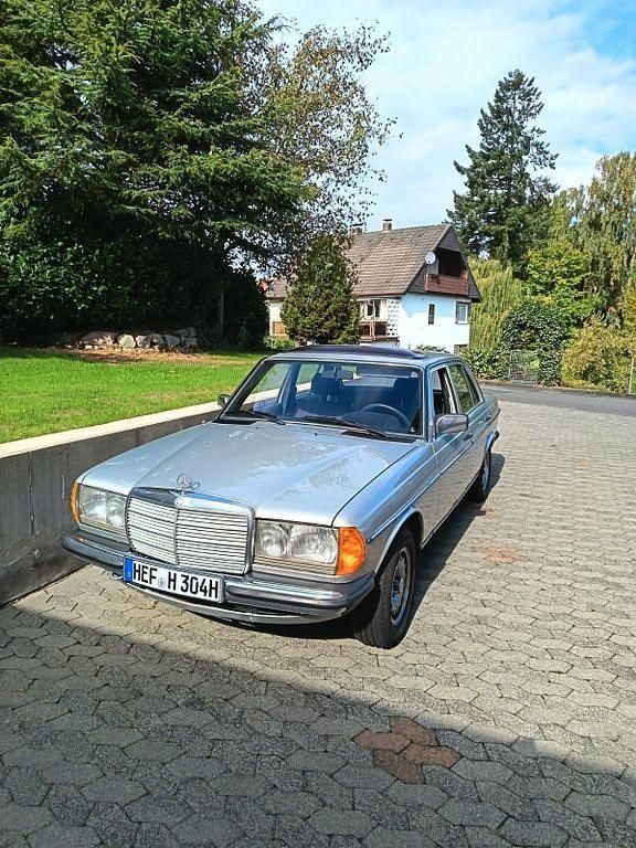 Silber Gebraucht 1983 Mercedes 200 Limousine | 7.900 € - Bild 1/4