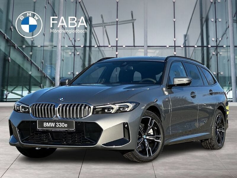 Grau Gebraucht 2024 BMW 330e M Sport Kombi | 57.690 € - Bild 1/4