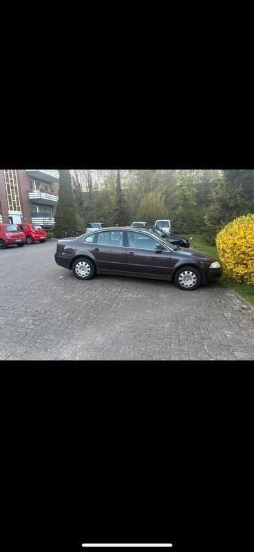 Braun Gebraucht 2004 VW Passat Limousine | 1.550 € (Superpreis) - Bild 1/4