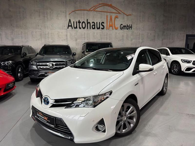 Weiß Gebraucht 2014 Toyota Auris Hybrid Comfort Limousine | 11.900 € (Fairer Preis) - Bild 1/4