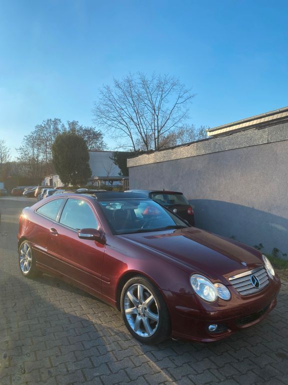 Rot Gebraucht 2004 Mercedes CL220 Coupé | 3.750 € - Bild 1/4