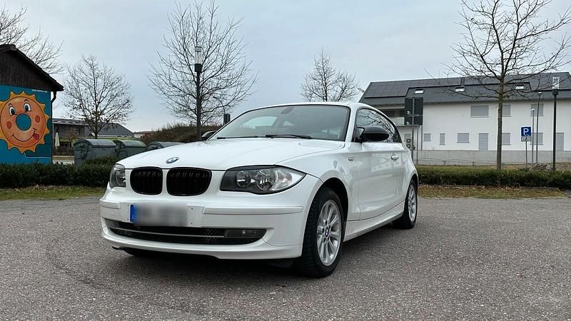 Weiß Gebraucht 2008 BMW 118 Coupé Coupé | 3.799 € - Bild 1/4