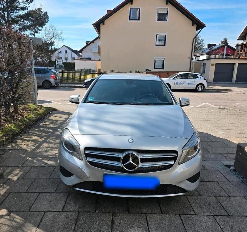 Gebraucht Mercedes A180 122 PS (89 kW) 2015 Silber Limousine