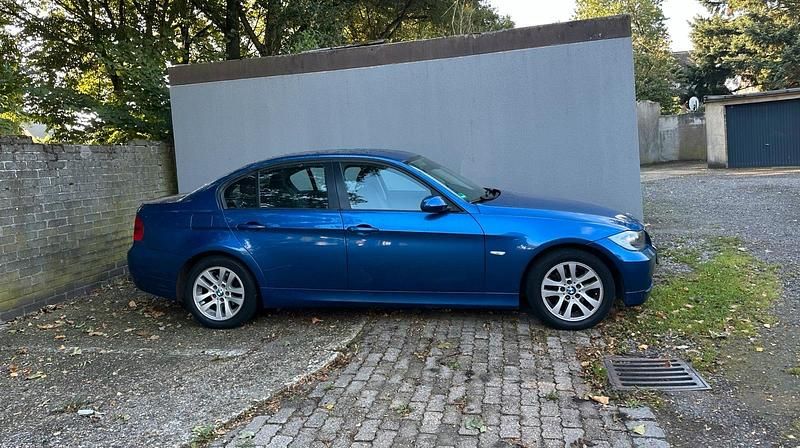 Blau Gebraucht 2007 BMW 318 Limousine | 2.590 € (Superpreis) - Bild 1/4