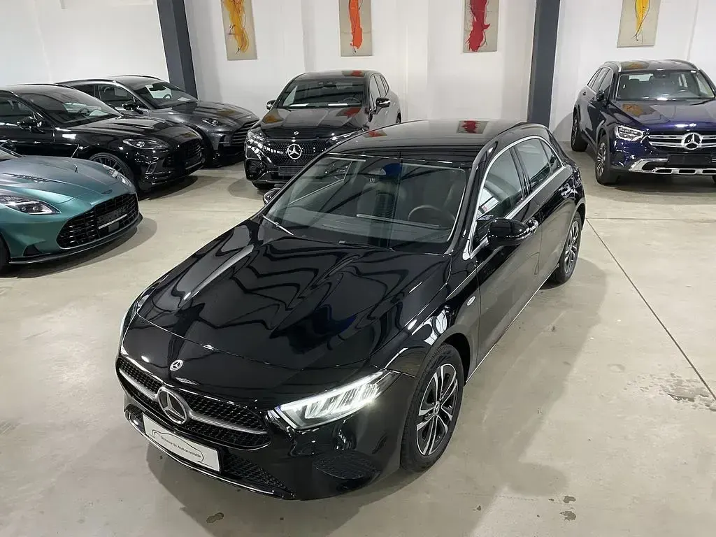 Gebraucht Mercedes A250 Advanced Plus 163 PS (119 kW) 2025 Schwarz Limousine