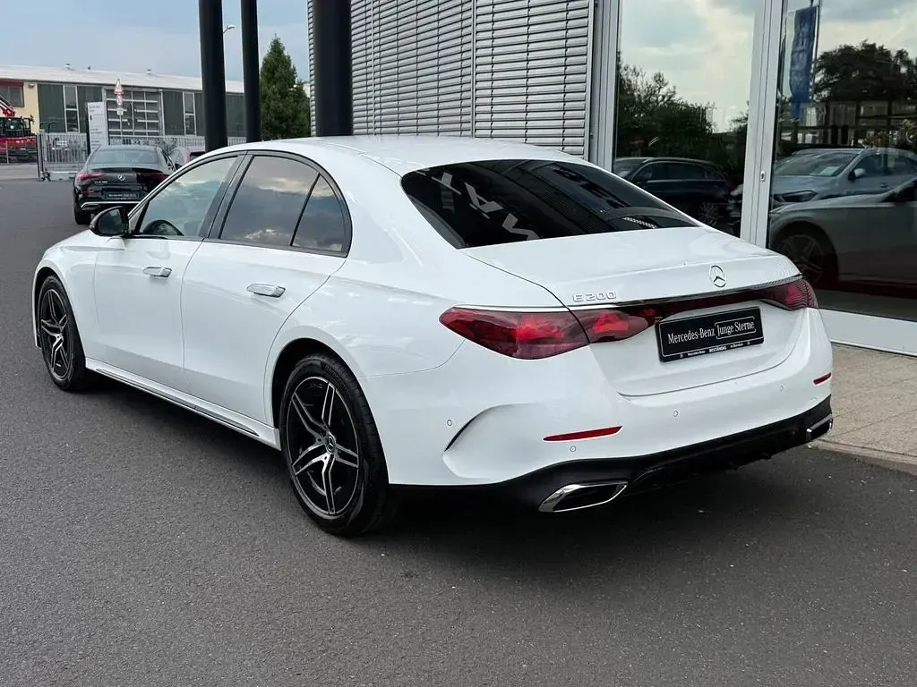 Gebraucht Mercedes E200 AMG 204 PS (150 kW) 2025 Weiß Limousine