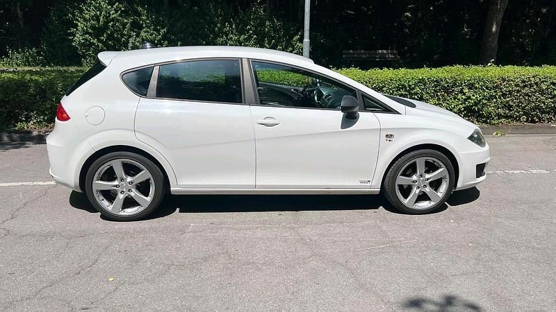 Weiß Gebraucht 2011 Seat Leon Sport Kleinwagen | 4.100 € (Fairer Preis) - Bild 1/4