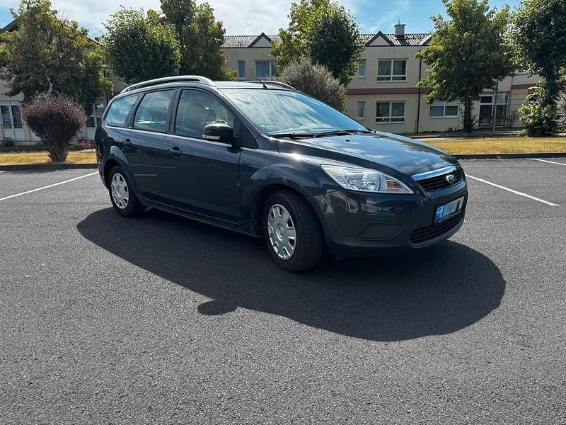 Grau Gebraucht 2010 Ford Focus Kombi | 1.300 € (Etwas zu teuer) - Bild 1/4