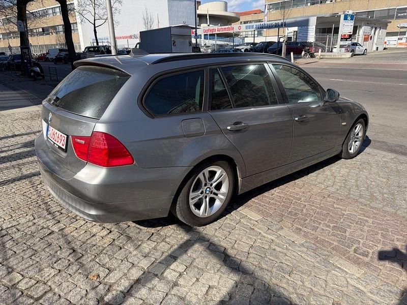Gebraucht BMW 318 143 PS (105 kW) 2011 Grau Limousine