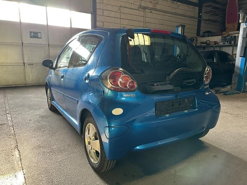 Gebraucht Toyota Aygo 68 PS (50 kW) 2009 Blau Kleinwagen