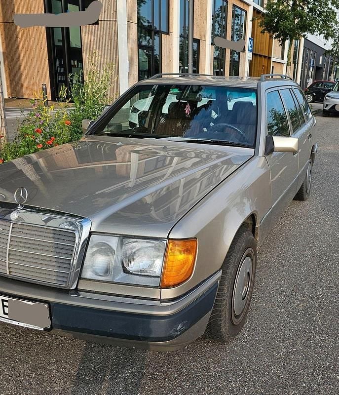 Beige Gebraucht 1990 Mercedes E230 Kombi | 5.399 € - Bild 1/4