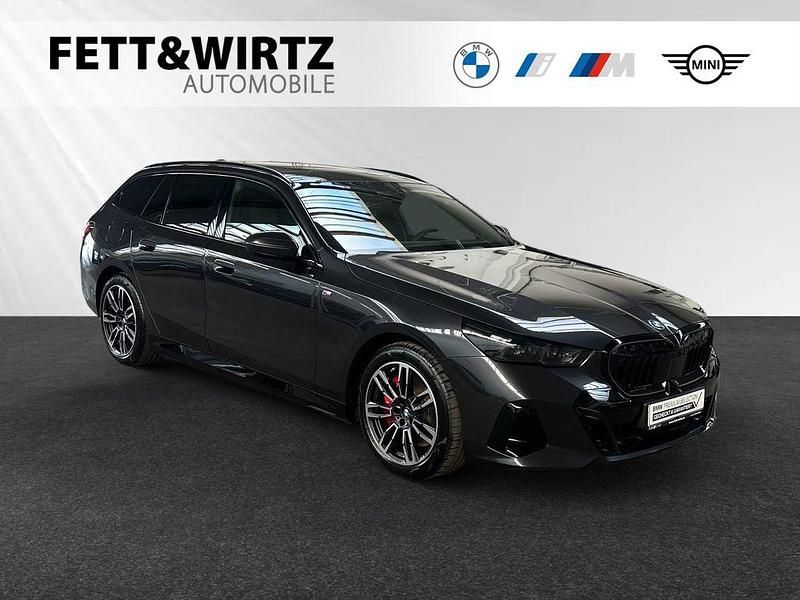 Gebraucht BMW 550e M Sport 489 PS (359 kW) 2025 Sophistograu brillanteffekt metallic Kombi