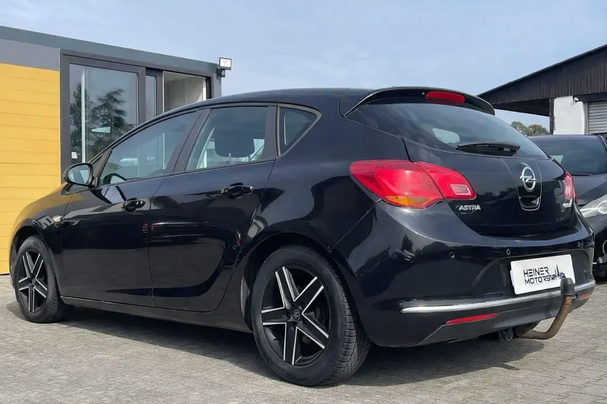 Gebraucht Opel Astra Edition 110 PS (80 kW) 2013 Limousine