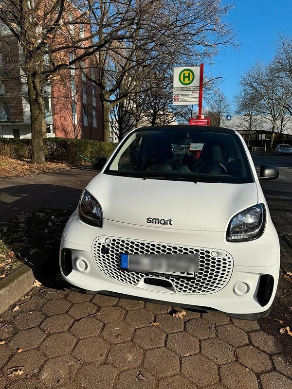 Weiß Gebraucht 2021 Smart ForTwo Electric Drive Kleinwagen | 11.500 € (Etwas zu teuer) - Bild 1/4