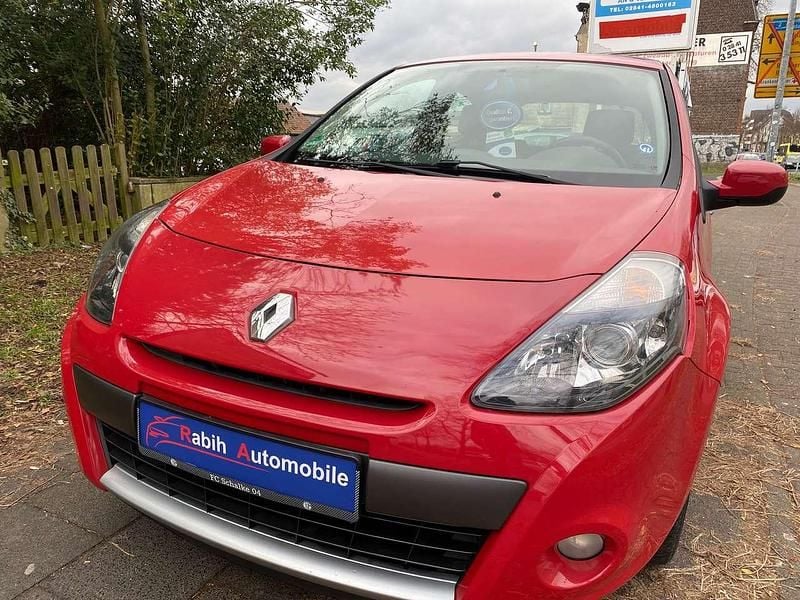 Rot Gebraucht 2009 Renault Clio II Dynamique Limousine | 3.100 € (Fairer Preis) - Bild 1/4