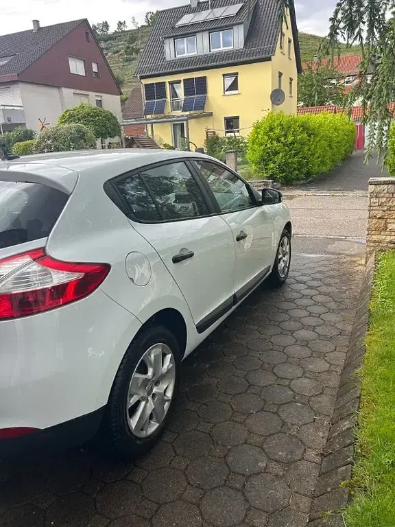 Gebraucht Renault Mégane 101 PS (74 kW) 2013 Weiß Limousine