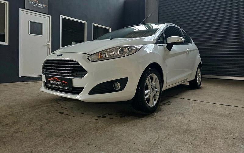 Gebraucht Ford Fiesta Trend 75 PS (55 kW) 2015 Weiß Kleinwagen