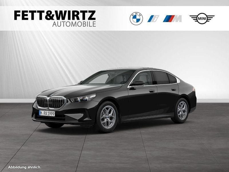 Saphirschwarz metallic Gebraucht 2024 BMW 520 Comfort Edition Limousine | 54.888 € (Fairer Preis) - Bild 1/3