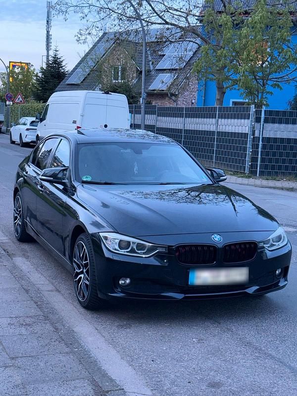 Second-hand BMW 320 Luxury Line 184 CP (135 kW) 2012 Negru Berlinǎ