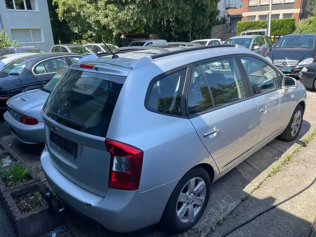 Gebraucht Kia Carens LX 144 PS (105 kW) 2006 Fine silver Van / Kleinbus