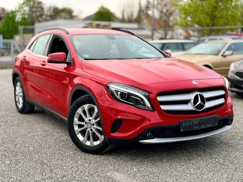 Gebraucht Mercedes GLA200 156 PS (114 kW) 2015 Rot SUV
