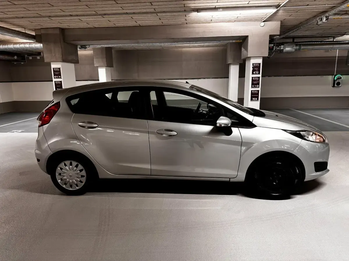 Gebraucht Ford Fiesta 95 PS (69 kW) 2013 Silber Kleinwagen