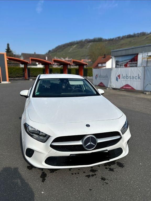 Gebraucht Mercedes A200 163 PS (119 kW) 2019 Weiß Limousine