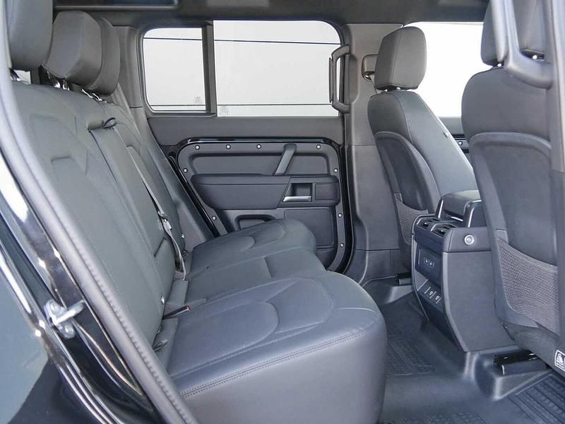 Gebraucht Land Rover Defender SE Dynamic 304 PS (223 kW) 2024 Santorini black
